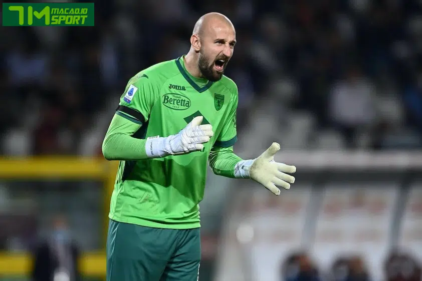 Vanja Milinkovic-Savic với chiều cao ấn tượng