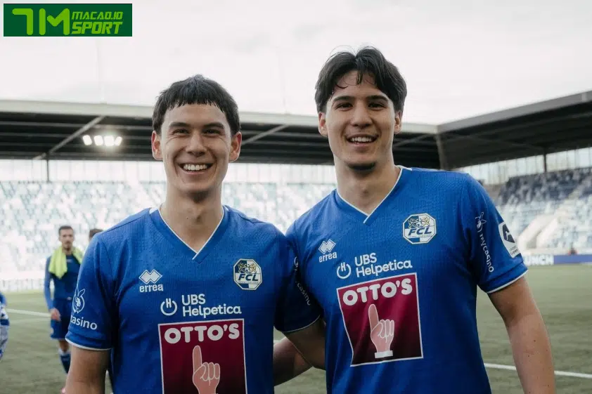 Bung Meng Freimann (phải) cùng người anh Bung Hua Freimann trong màu áo FC Luzern. (Ảnh: FC Luzern)
