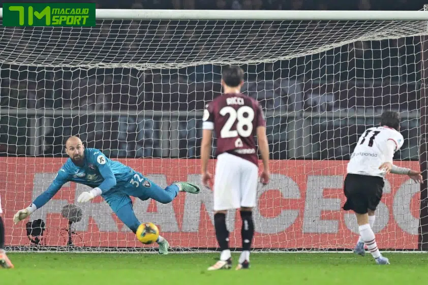 Vanja Milinkovic-Savic bắt phạt đền xuất sắc