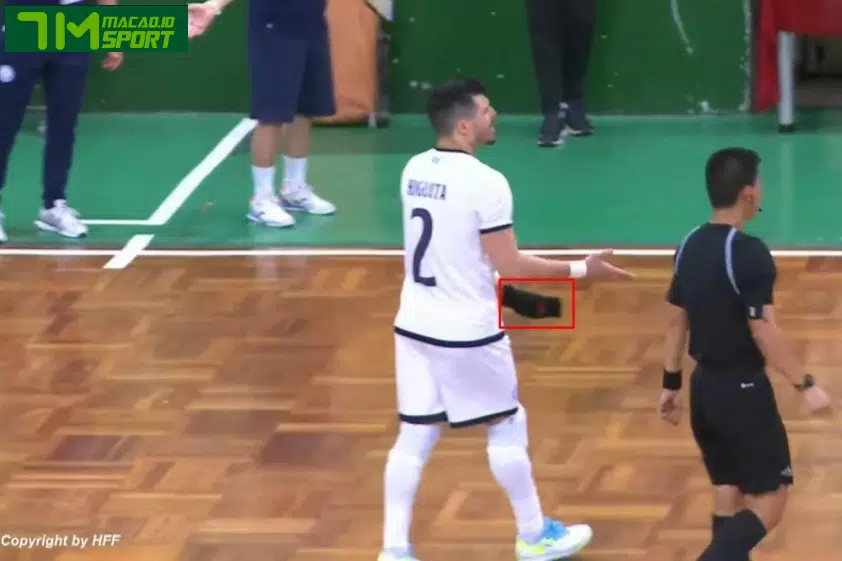 Higuita phải bỏ bọc khuỷu tay để tiếp tục thi đấu