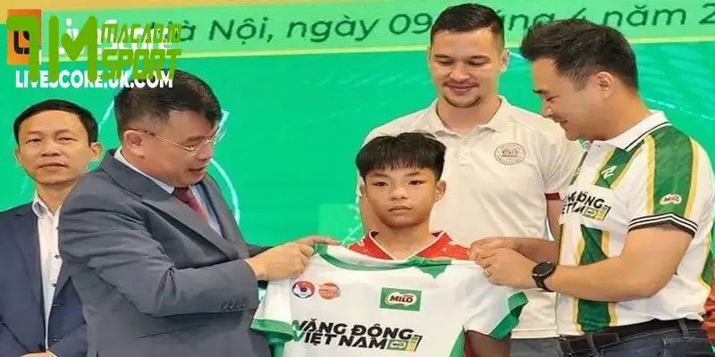 Ban tổ chức kiểm tra hồ sơ tuổi cầu thủ U1